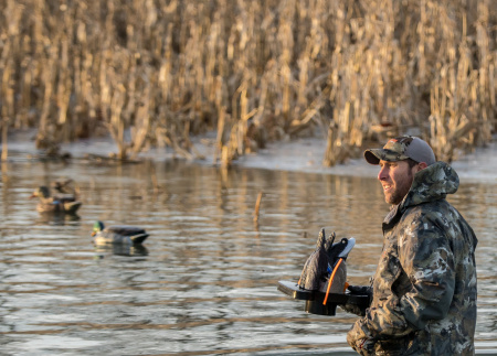 Чучело кряквы Lucky Duck с вращающимся разбрызгивателем - Lucky Dabbler купить в интерент-магазине Хантингарт